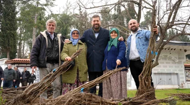 Balıkesir Büyükşehir Belediyesi, Sındırgı’da Çiftçilere Ceviz ve Badem Fidanı Dağıttı